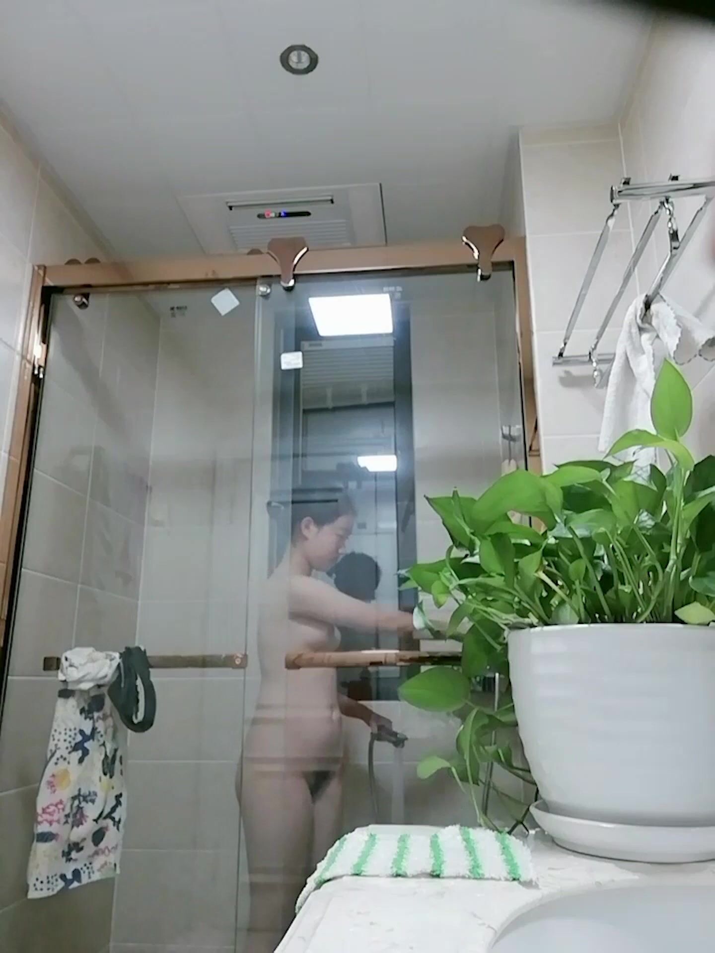 五一放假表妹來我家玩的時候暗藏攝像頭偷拍的她洗澡 - SOPORN.COM