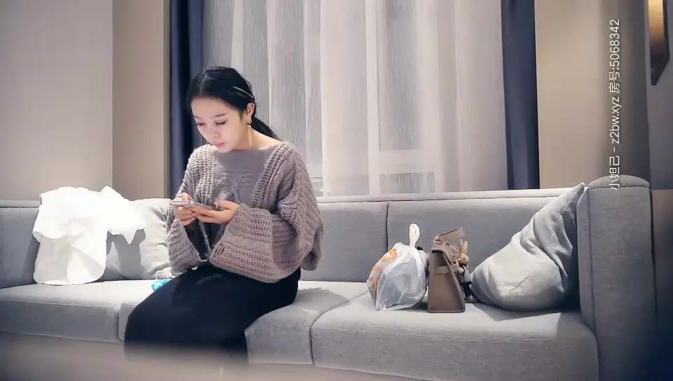 LOVE小天深夜第三場約了個肉肉身材少婦啪啪，近距離拍攝沙發上操站立後入抱起來猛操