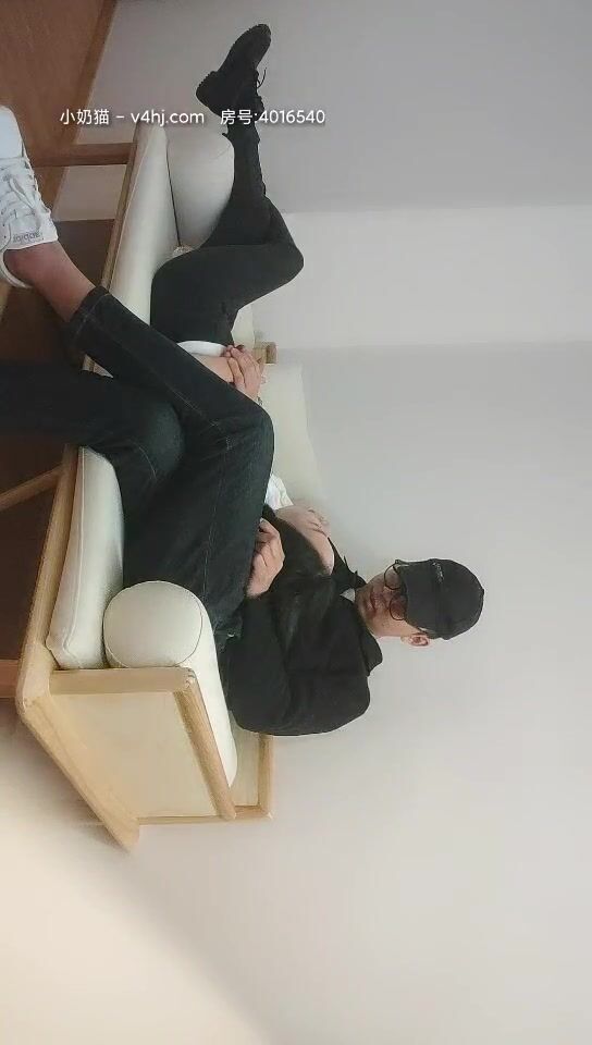 【約網友下海】新人探花潛力大神，精彩首場，極品美乳小少婦，漂亮溫柔健談，沙發上舔穴抱插觀音坐蓮