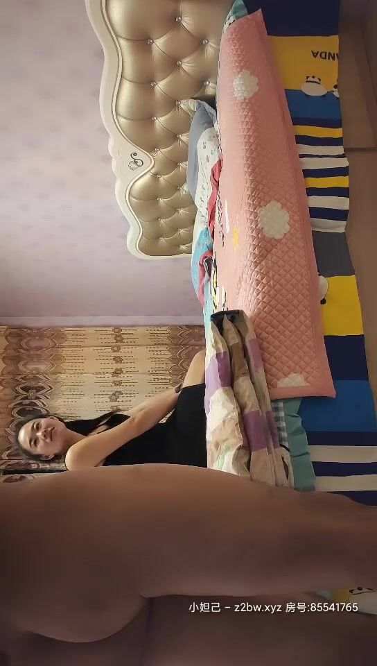 【哲宇探花】小伙帶設備上門偷拍樓鳳，雙飛兩個少婦淫聲浪語不斷，白嫩翹臀配合默契連干兩炮過足癮