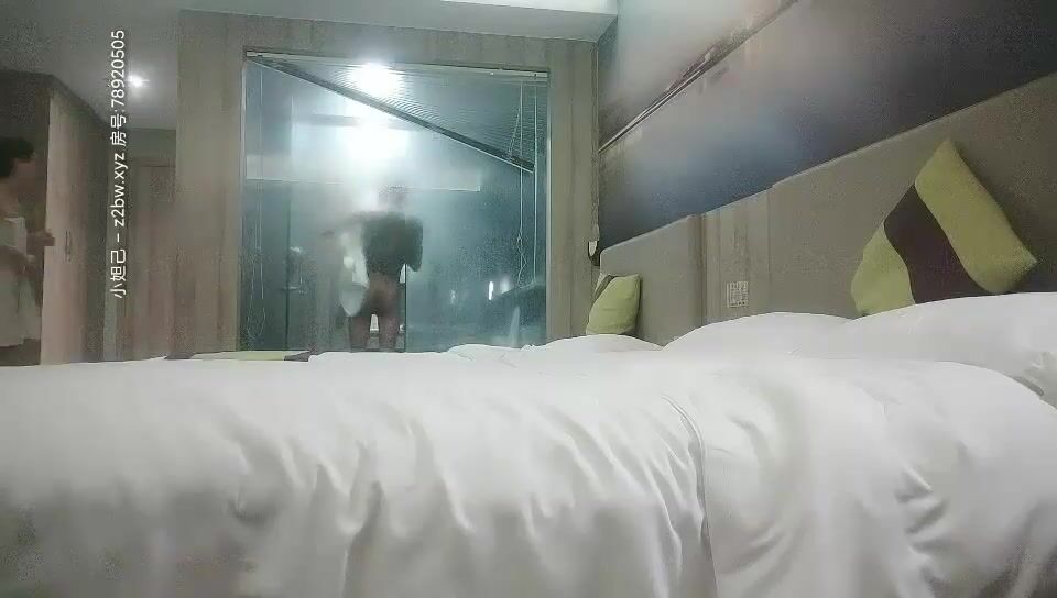 A陳先生時隔多年約了個肉肉身材少婦啪啪，口交舔弄抬腿側入後入大力抽插猛操