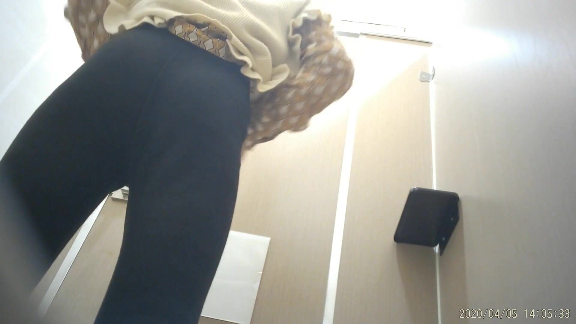 廁所雙鏡頭TP漂亮的學生小嫩妹噓噓