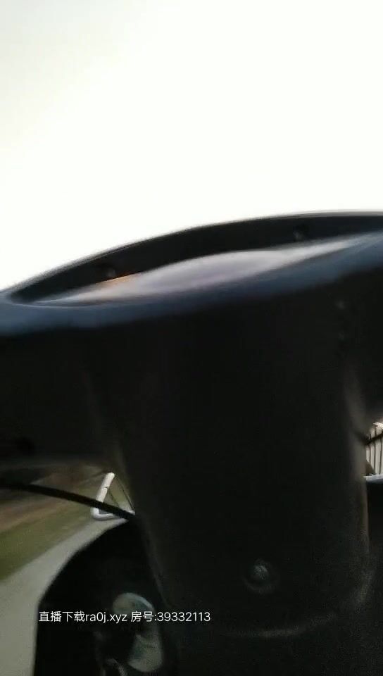 打樁機泰國挑到年輕嫩妹，價格便宜胸又大，帶回酒店瘋狂干，開始還笑做完趕緊跑掉