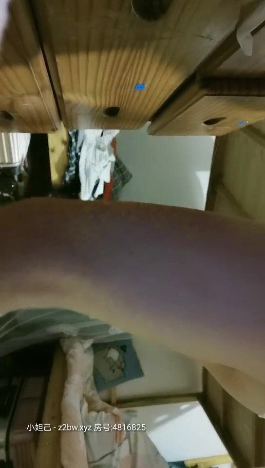 帶你偷窺大學女生寢室的秘密【大一學生】拉上蚊帳自慰，大一嫩妹的鮑魚超粉，水多讓人流口水