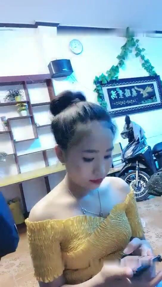 廣東修車老司機光頭哥《金三角探秘》春節夜掃越南淫窩挑妹子300塊的19歲黃衣嫩妹