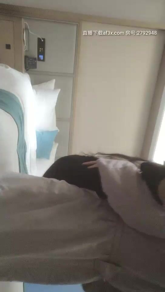 橫掃全國外圍白衣大奶嫩妹子坐在身上摸奶，鏡頭前扣逼口交舔弄上位騎乘，猛操晃動奶子非常誘人