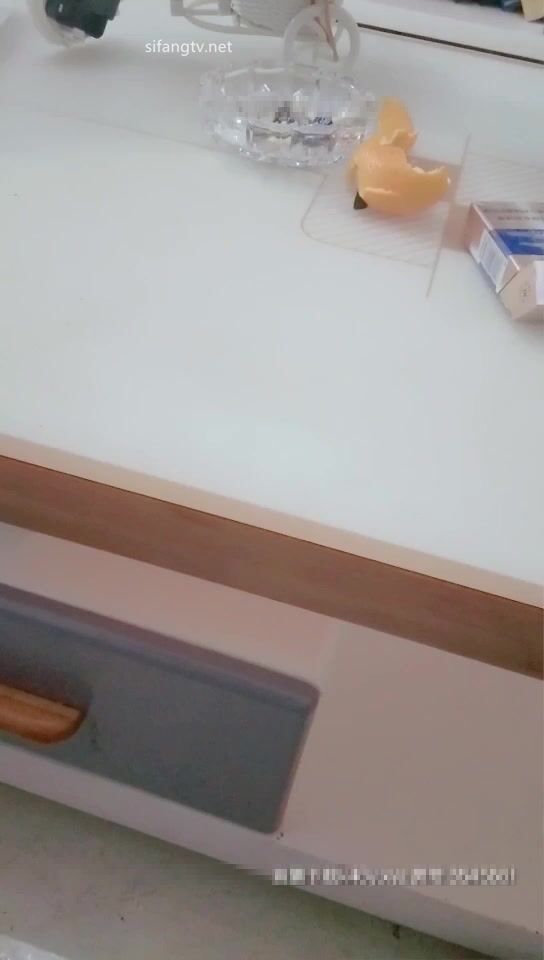 酒店約炮上門兼職嫩妹，聊天記錄搞笑，本想3P被拒絕，妹子嬌小苗條直接抱起來插