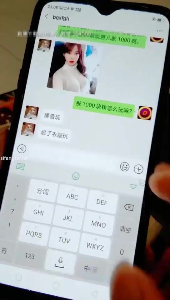 酒店約炮19歲大奶上門兼職嫩妹，胸大態度好，小伙體力棒瘋狂抽插得妹子呻吟超大聲，沒有辜負這對豪乳