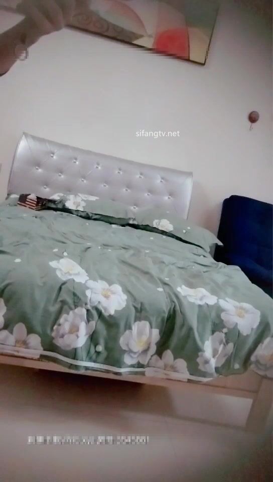 酒店約炮上門兼職嫩妹，談價格的聊天記錄搞笑，插得太猛套子都破了重新換，妹子嬌小苗條直接抱起來插