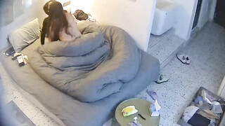 公寓酒店  眼镜小哥和自己的小女友 吃饱零食就上床开干 小女友趴着翘起屁股的时候 谁能顶住 (1)