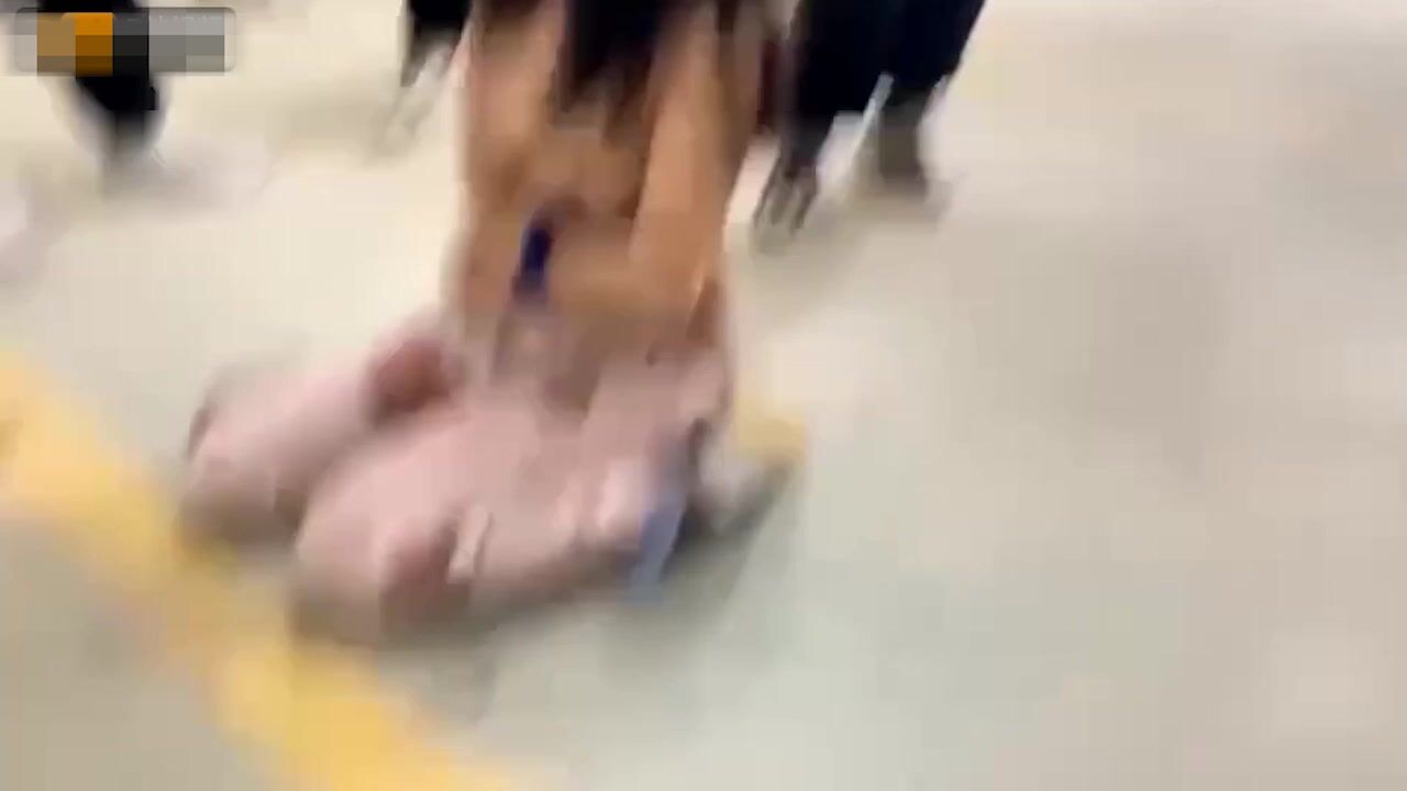 校園暴力門事件一群壞學生地下停車場欺負一個女生,衣服都給扒