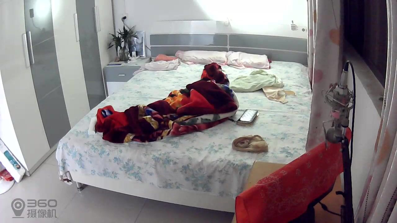 激情过后 两人依偎在一起 享受余韵