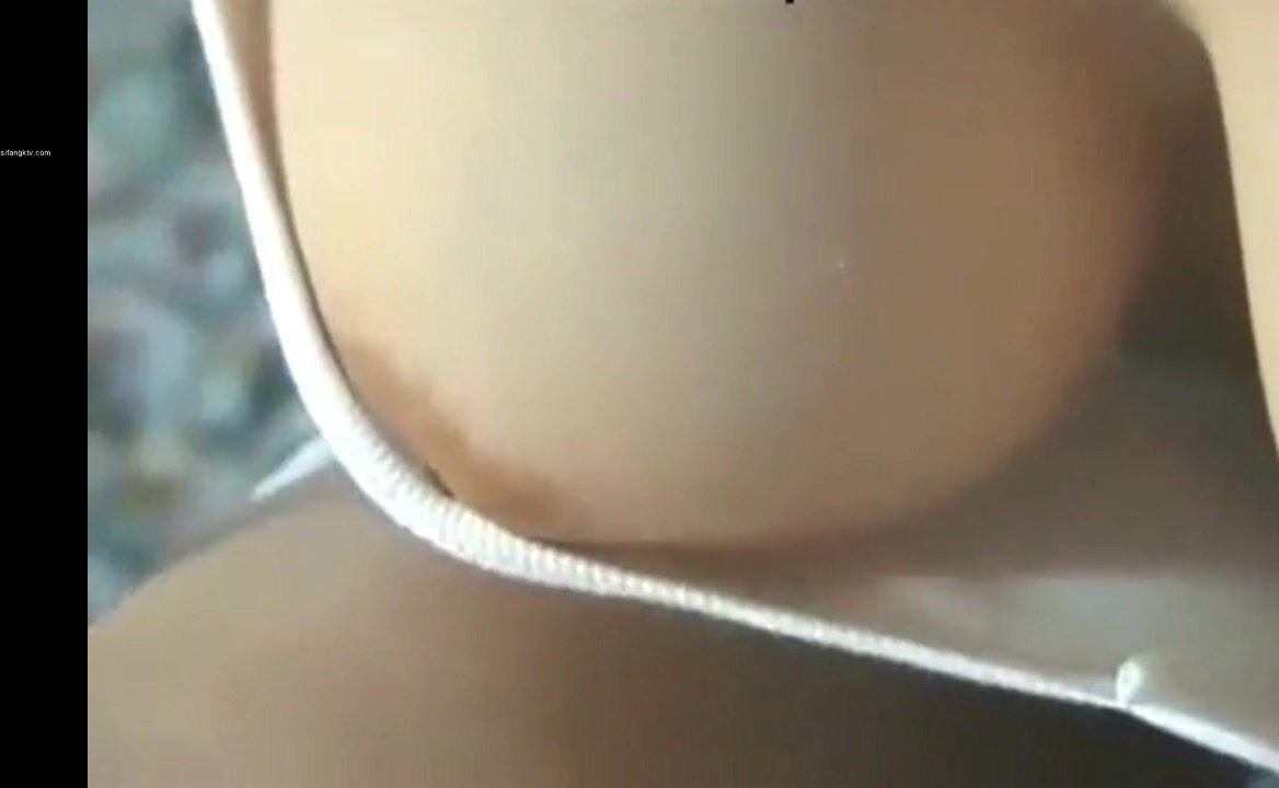 她在商场里随意走动 裙底风景若隐若现